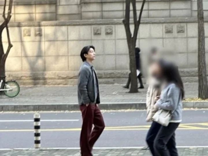 Style Gong Yoo Saat Syuting \'Trunk\' Digoda Mirip Ajumma