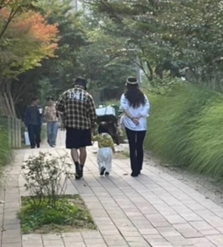 Taeyang BIGBANG dan Min Hyo Rin Terciduk Jalan-Jalan Bareng Anak
