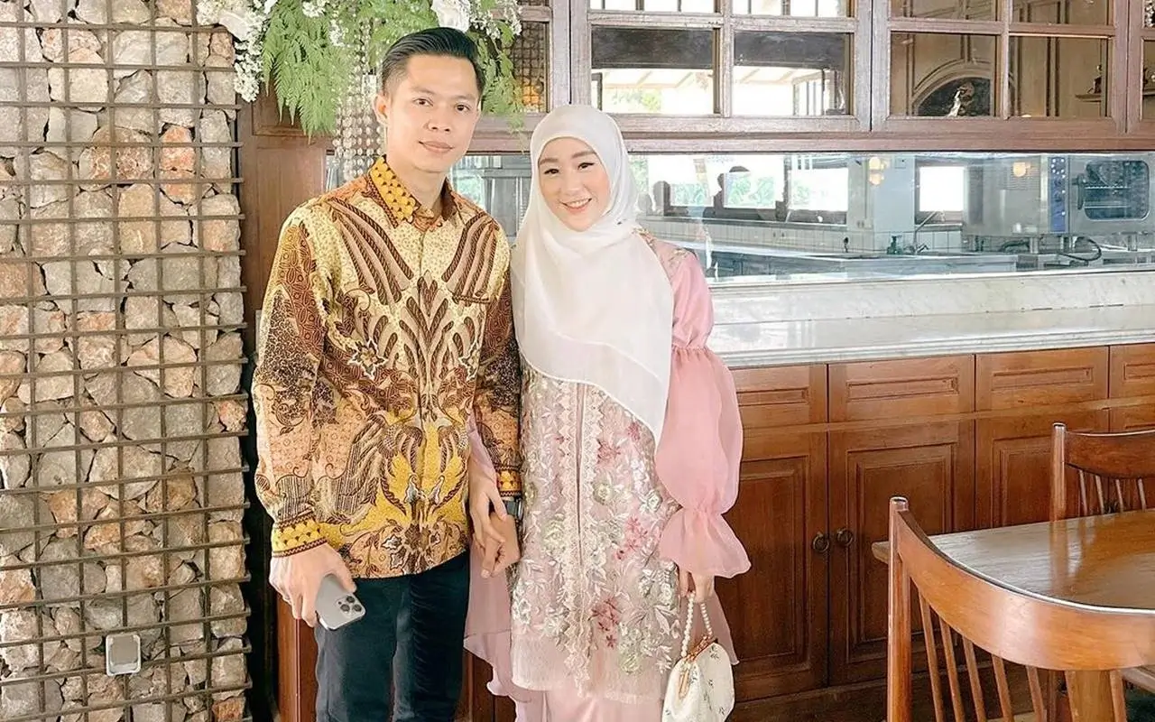 Larissa Chou Tersipu Malu Dicium Ikram Rosadi di Tempat Umum