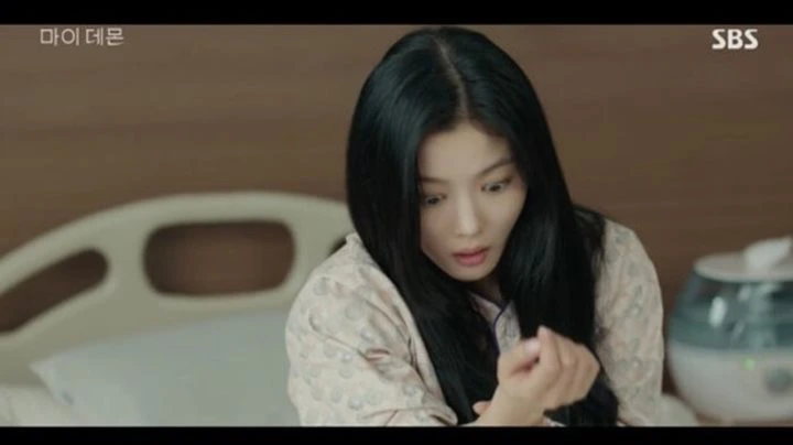 \'My Demon\' Episode 2 Recap: Song Kang Jadi Penyelamat Kim Yoo Jung Dari Air Keras
