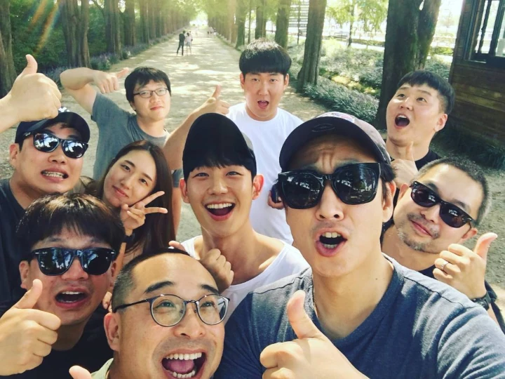 Pose Jempol Bareng Lee Sun Kyun