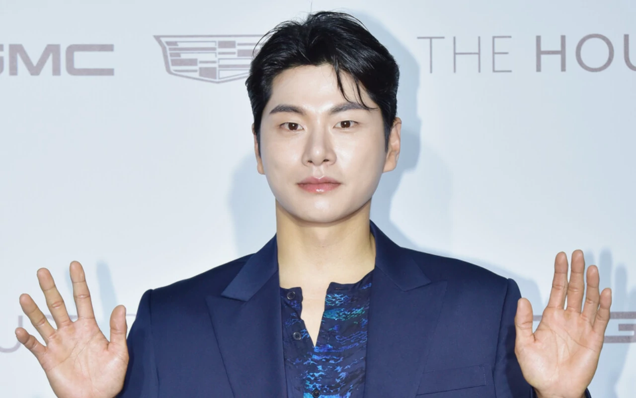 Lee Yi Kyung Bikin Syok dengan Transformasi Jadi Cowok Toxic di 'Marry My Husband'