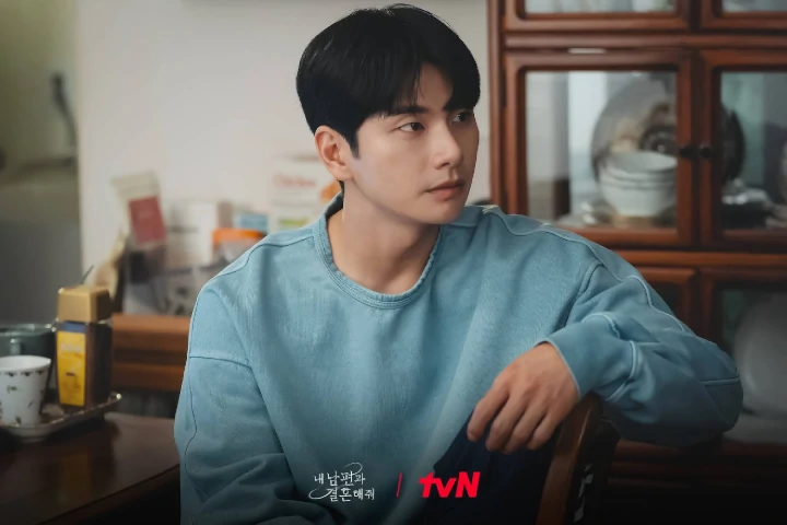Lee Yi Kyung Bikin Syok dengan Transformasi Jadi Cowok Toxic di \'Marry My Husband\'