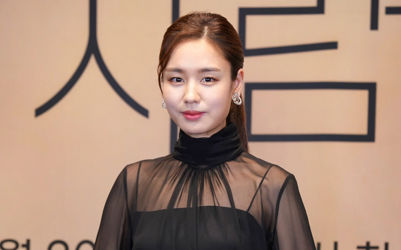 Ahn Eun Jin Akui Malu Bahas Wardrobe Malfunction di Blue Dragon Film Awards 2023