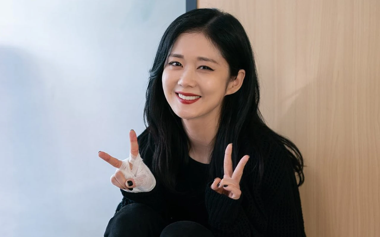 Jang Nara Tak Sangka Temukan Uang Cash Berjumlah Besar di Dompet Mungilnya