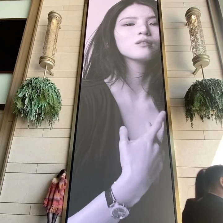 Han So Hee Dibuat Tersipu oleh Iklan Raksasa Dirinya