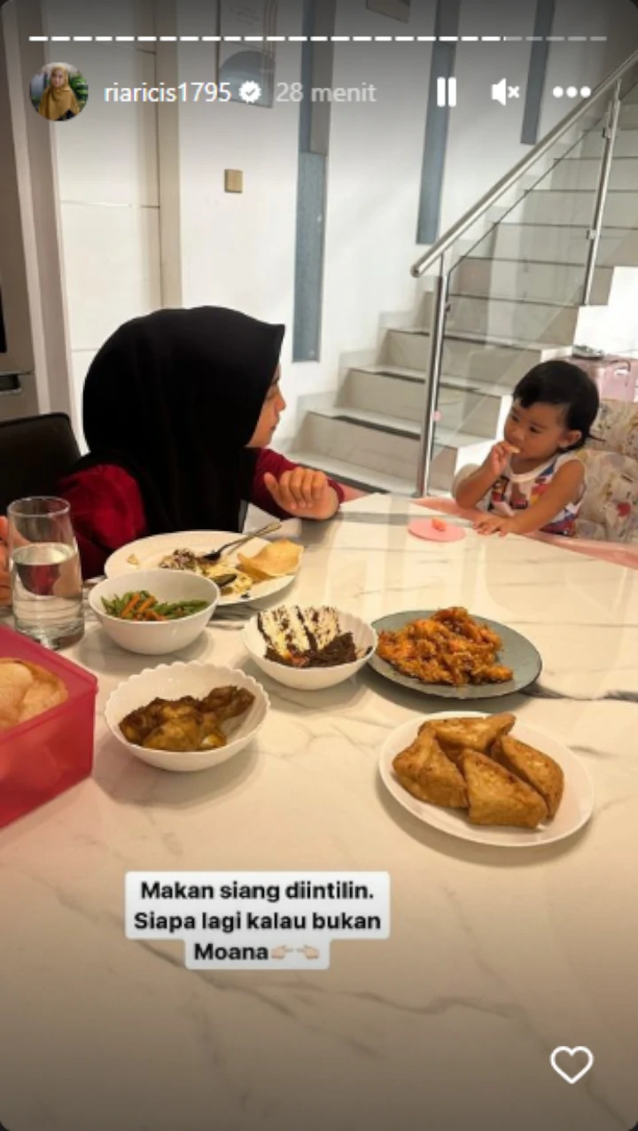 Ria Ricis Pamer Asyik Makan Bareng Moana di Tengah Rumor Operasi Plastik