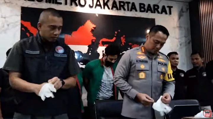 Ammar Zoni Tertunduk Lesu Saat Ancaman Hukuman Minimal 4 Tahun Penjara Dibacakan
