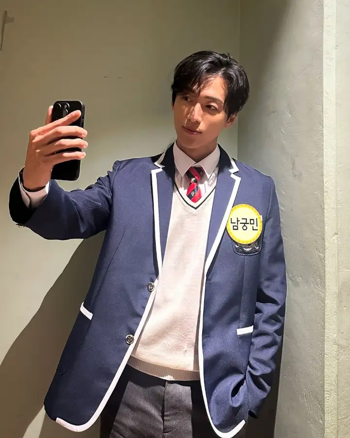 Nam Goong Min Pede Tampil dengan Seragam Sekolah di Usia 45 Tahun