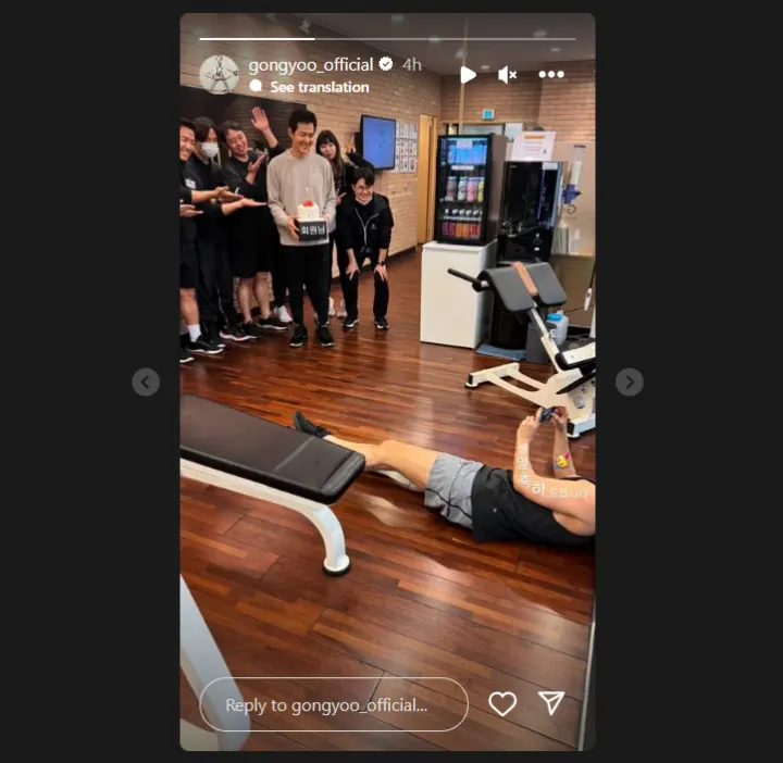 Gong Yoo memotret Lee Jung Jae dan teman-teman mereka