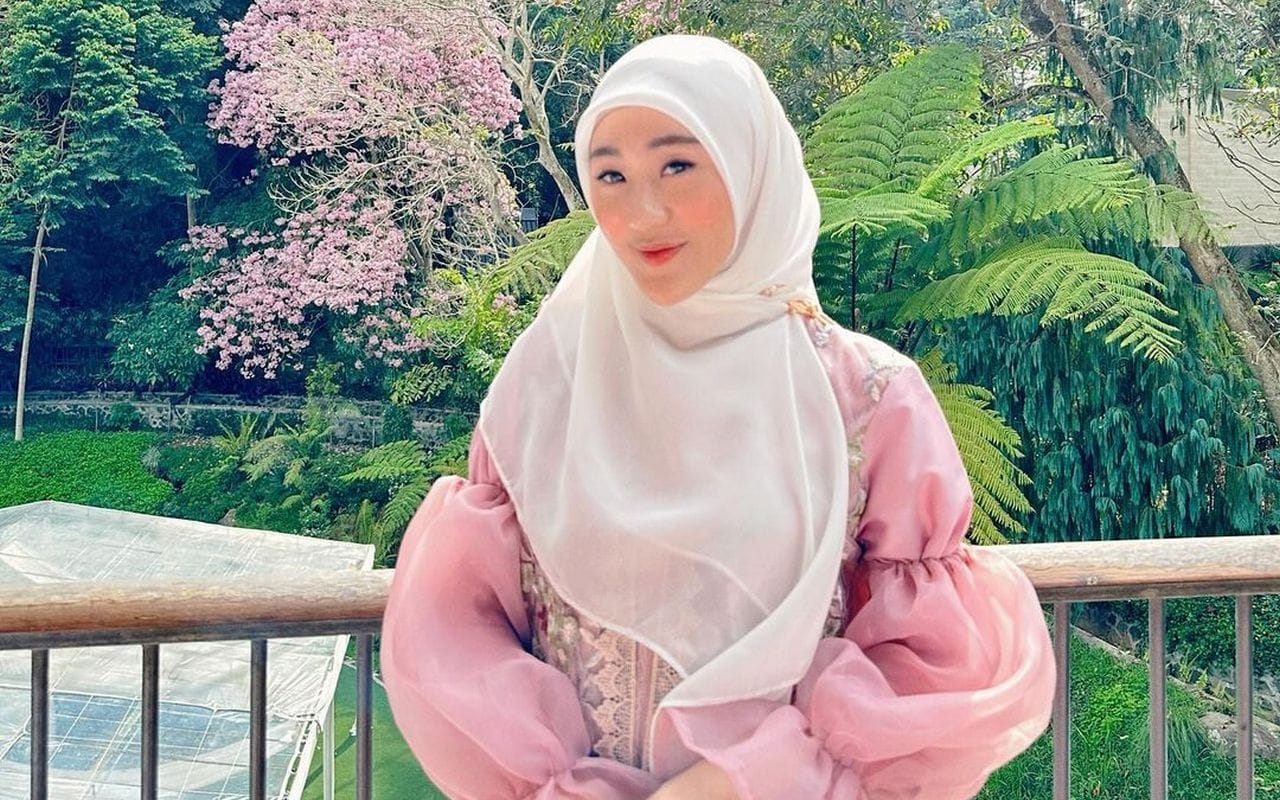 Larissa Chou Panen Kritik Gara-Gara Dikira Makan Pakai Tangan Kiri