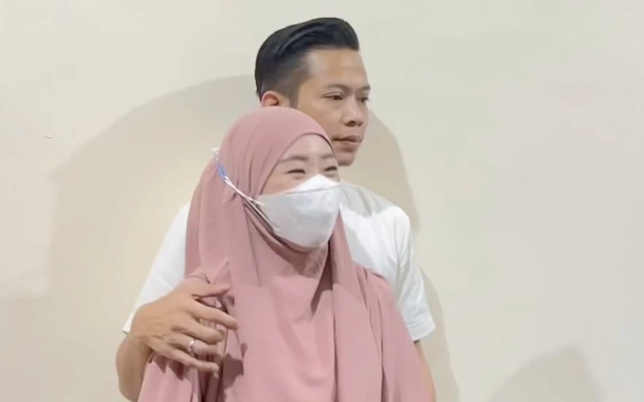 Suami Larissa Chou Sindir Pedas Akun Bodong yang Usik Keluarganya