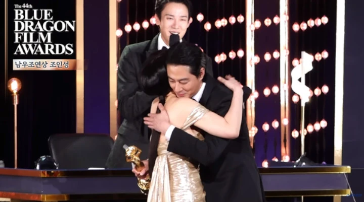 Jo In Sung memeluk Kim Hye Soo