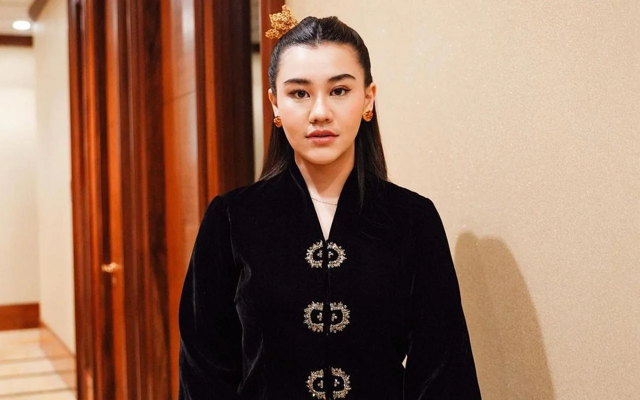 Aaliyah Massaid Nostalgia Foto Depan Apartemen Gigi Hadid usai Rencana Nikah Bocor