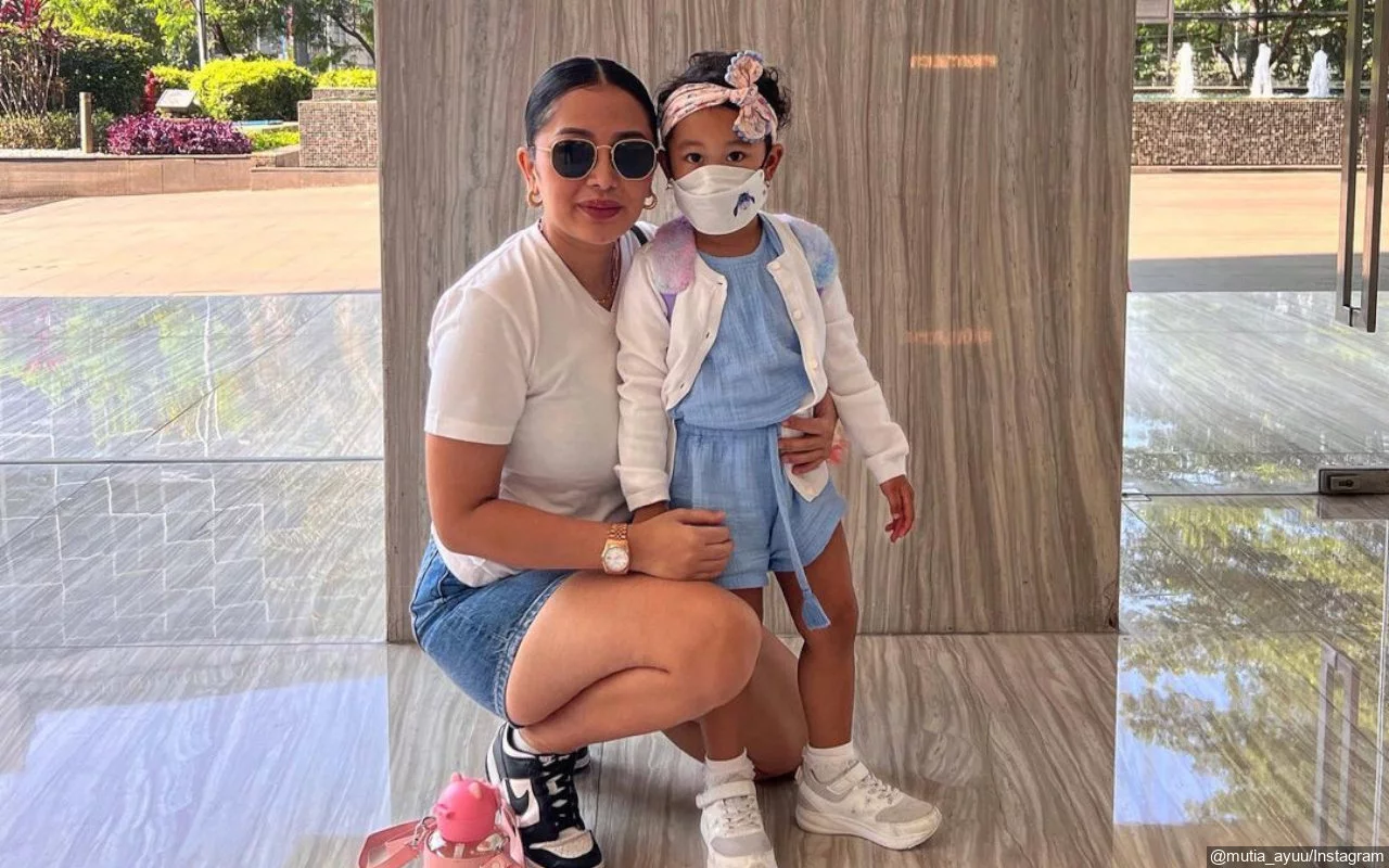 Putri Mutia Ayu Bersikap Super Manis saat Ziarah ke Makam Glenn Fredly