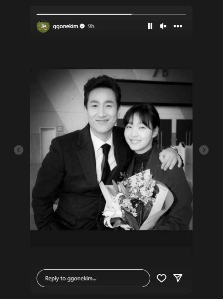 Kim Go Eun membagikan foto bersama Lee Sun Kyun