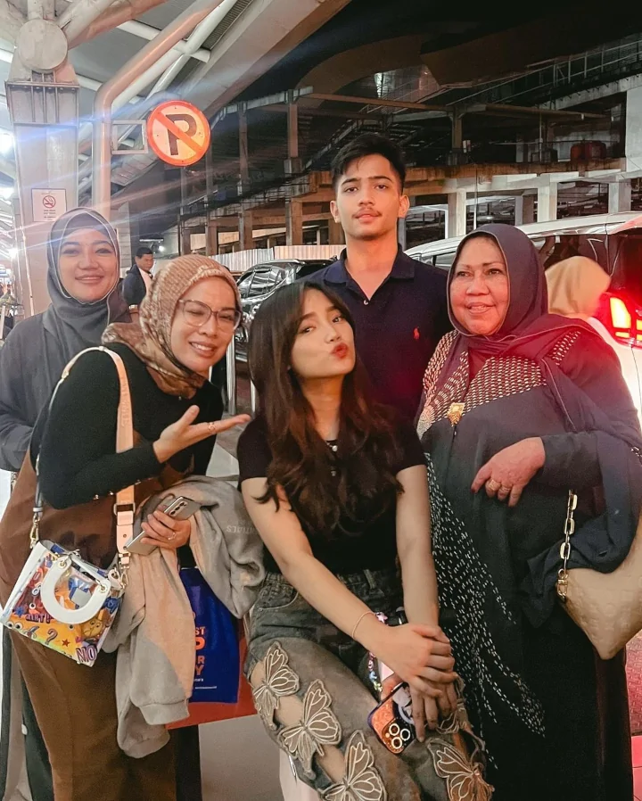 Akrab Bersama Keluarga