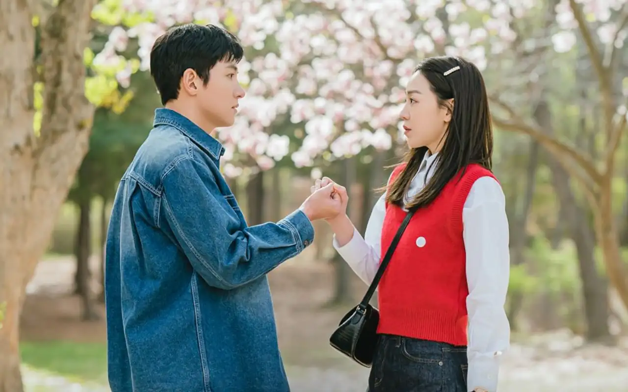 Shin Hye Sun Ledek Ji Chang Wook Cowok Kolot di Video BTS 'Welcome to Samdal-ri'