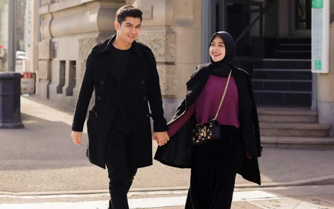 Ria Ricis Senyum Ceria saat Suami Pajang Foto Pemotretan Bareng Artis Cantik