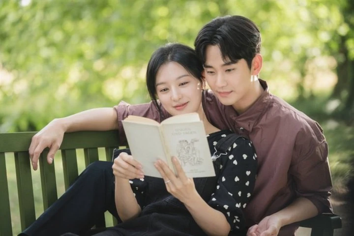 Kemesraan Kim Ji Won dan Kim Soo Hyun di Potret Perdana \'Queen of Tears\' Disambut Heboh