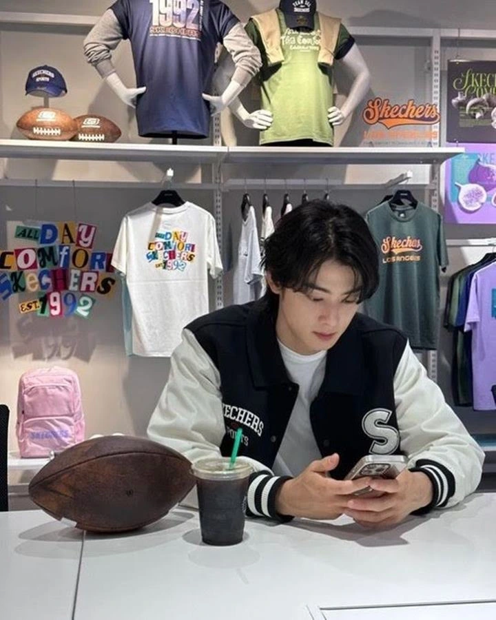 Cha Eunwoo ASTRO Gercep Hapus Foto dengan Produk Diduga Pro Israel