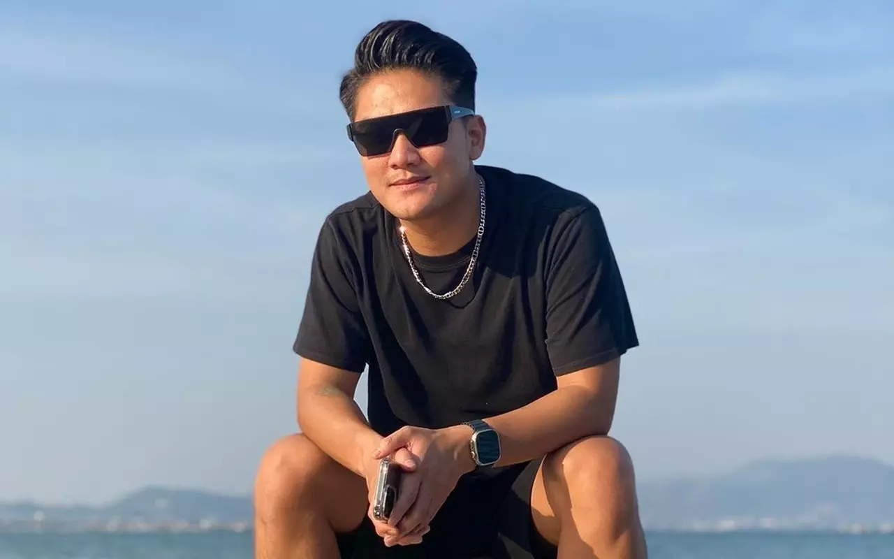 Boy William Lahap Santap Makanan Merakyat