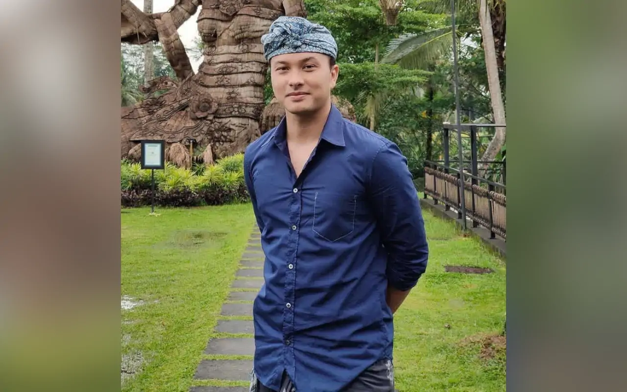 Nicholas Saputra Pamer Vibes Beda saat Nyoblos Pakai Outfit Serba Hitam