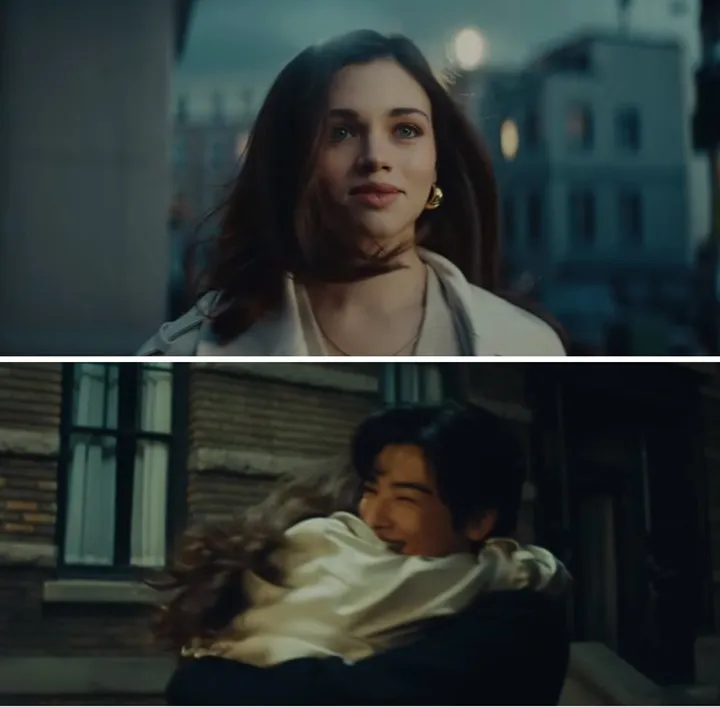 Cha Eunwoo Senyum Lebar kala Gendong India Eisley di MV \'Stay\'