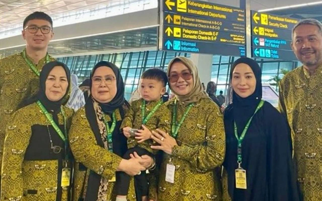 Nikita Willy Tampil Cantik Saleha saat Gendong Baby Issa di Sela-Sela Umrah