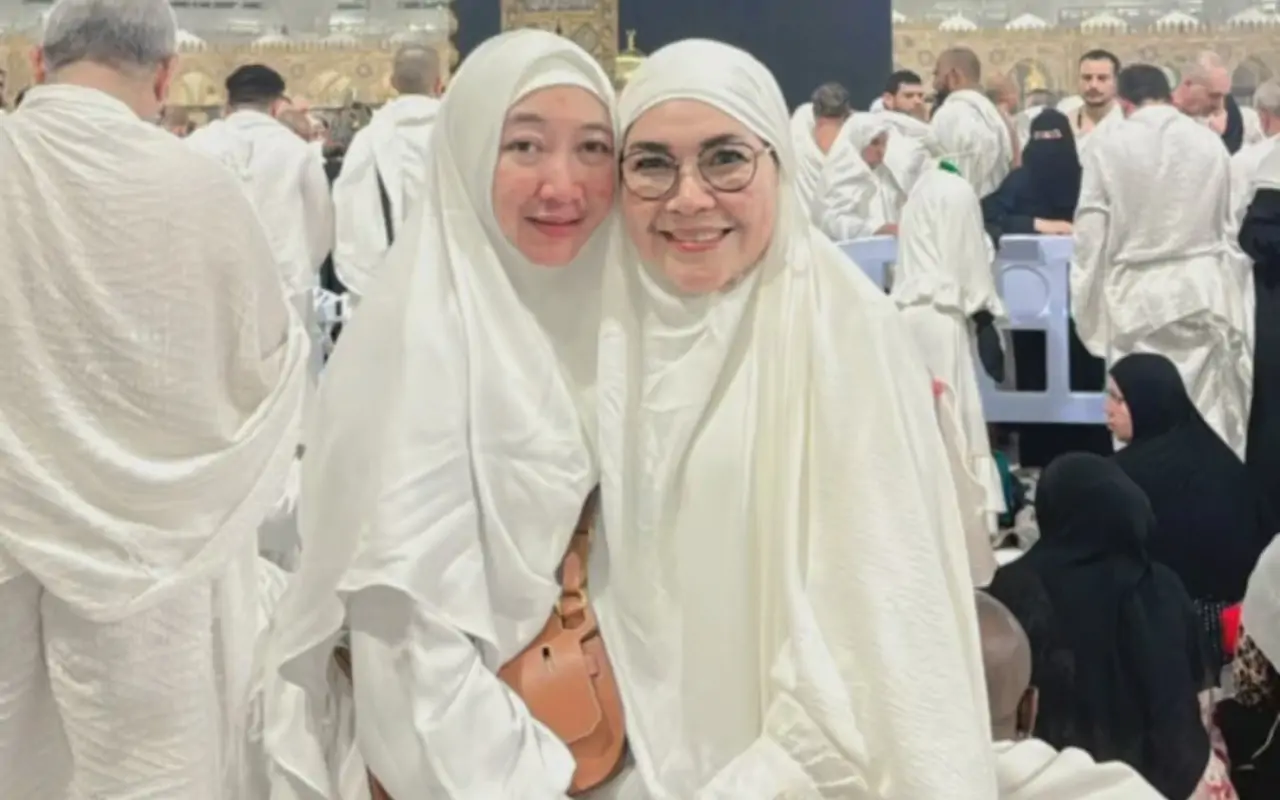 Ibu Ayu Ting Ting Rekam Diam-Diam Kebaikan Sang Calon Besan saat Umrah Bareng