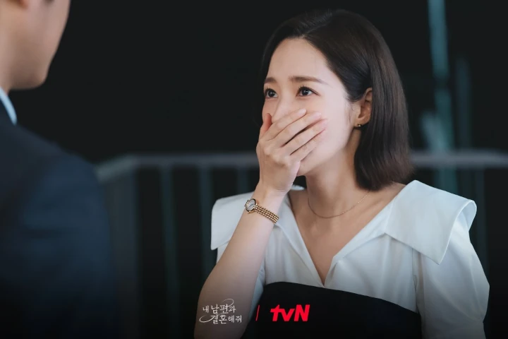 Park Min Young Tanggapi Kritikan Soal Outfit Ngantor Terlalu Terbuka di \'Marry My Husband\'