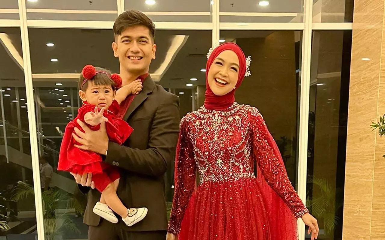 Teuku Ryan Asyik Sendiri Kala Ria Ricis Liburan Bareng Putri Cantiknya