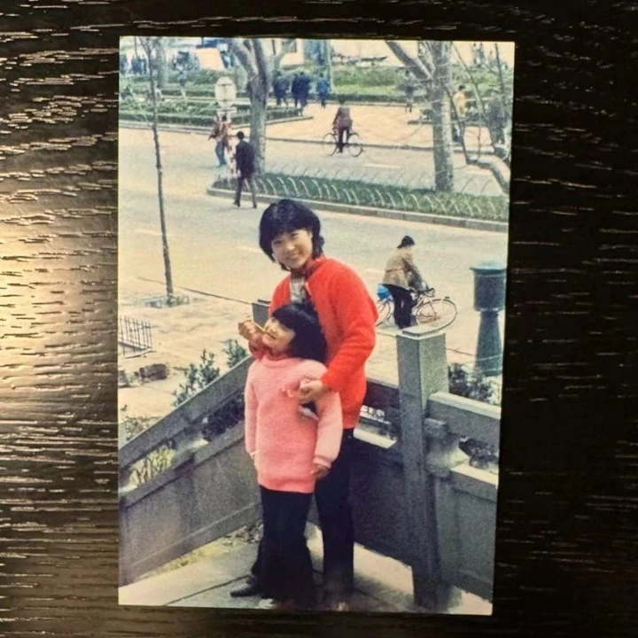 Tang Wei Pamerkan Foto Masa Kecil dengan Ibunya Bareng Surat dari IU