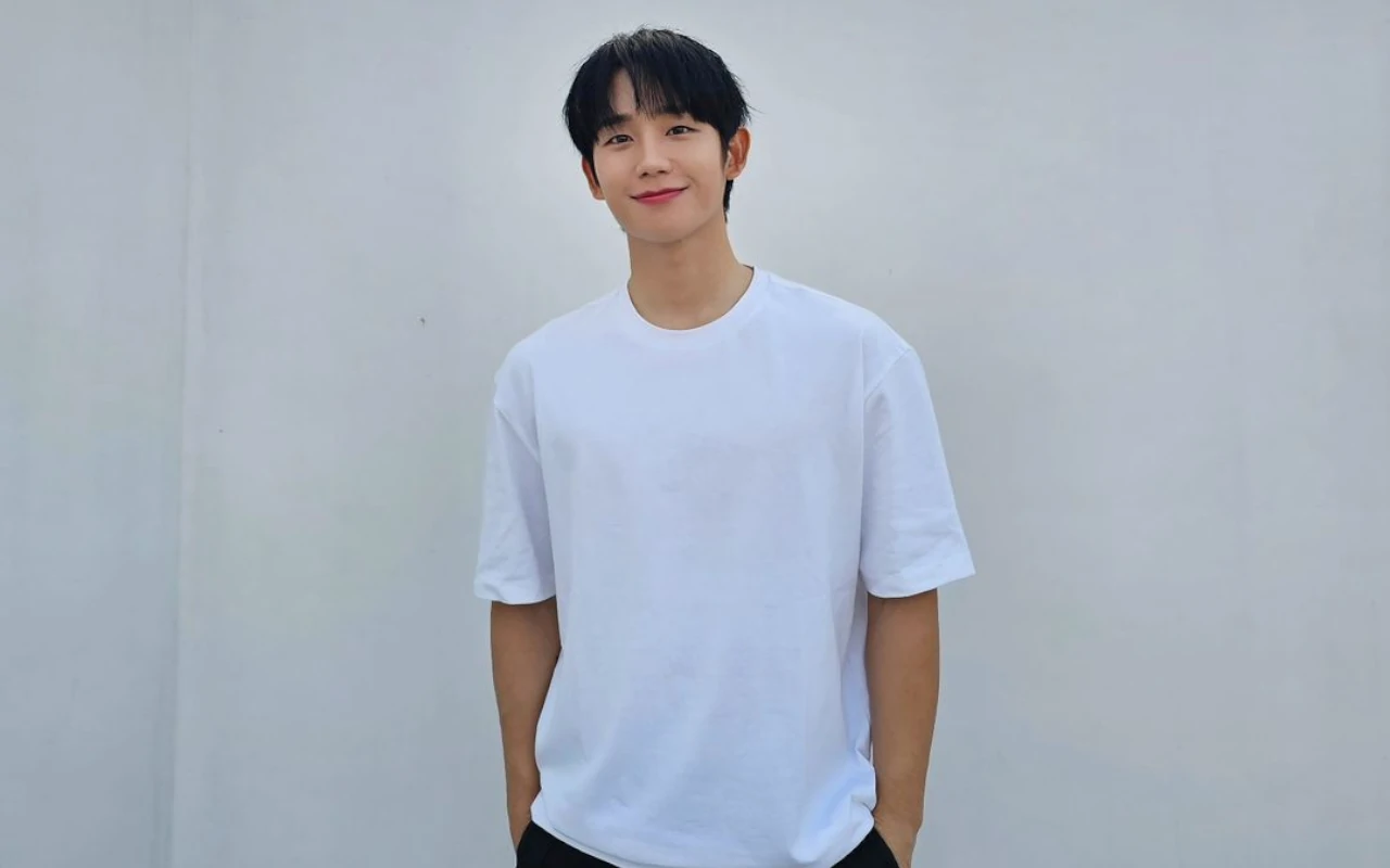 Jung Hae In Menjelma Jadi Relawan Ganteng untuk Lansia di Desa Terpencil