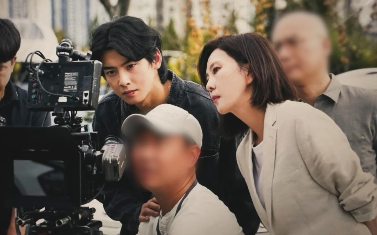 Kim Nam Joo Tuding Cha Eunwoo Bak Penipu di Lokasi Syuting 'Wonderful World'