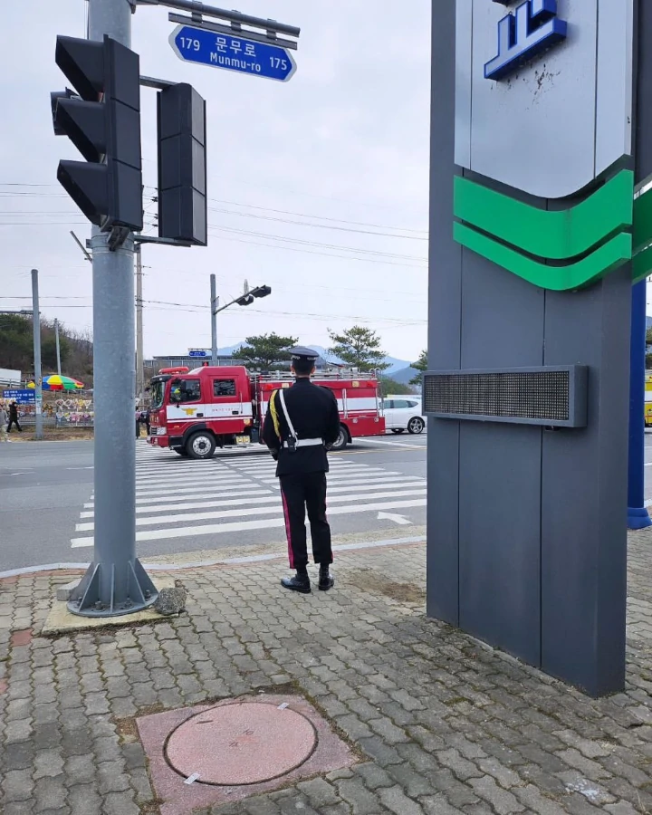 Nam Joo Hyuk Justru Digoda saat Tugas di Fasilitas Umum sebagai Polisi Militer