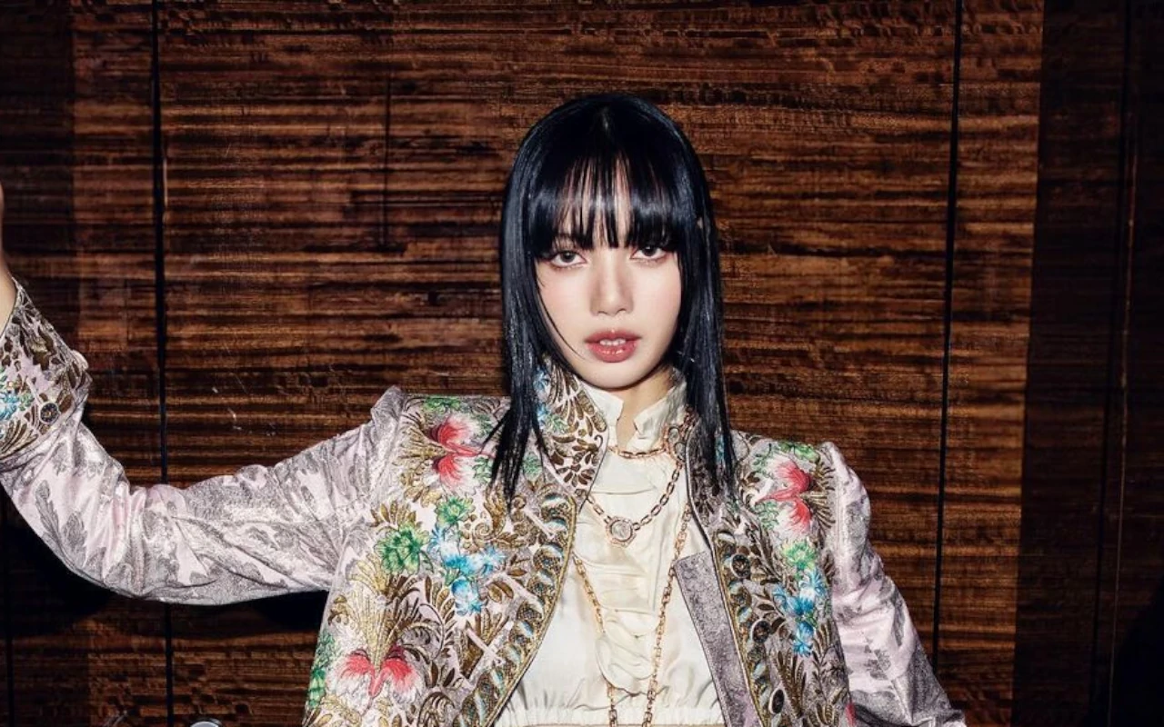 Lisa BLACKPINK Buat Kejutan di PFW 2024 usai Digosipkan Pindah Jadi BA Louis Vuitton