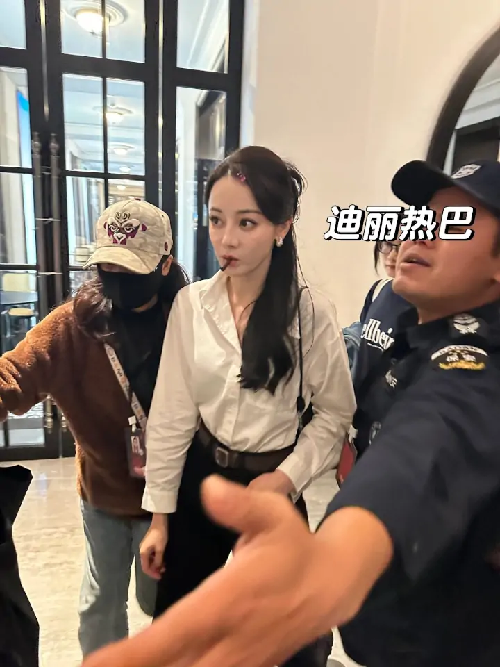Dilraba Dilmurat Tuai Reaksi Beda saat Diduga Tiru Aksi Han So Hee Gigit Spidol
