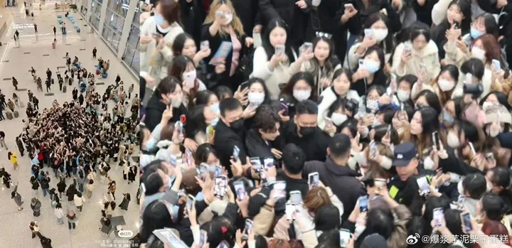 Jun SEVENTEEN Tampak Ketakutan usai Dikepung Fans Setibanya di Tiongkok