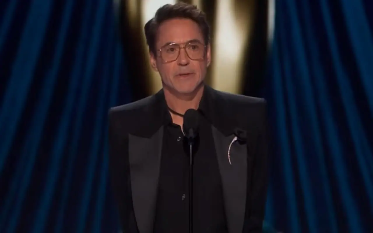 Sikap Robert Downey Jr. saat Terima Piala Oscar Pertamanya Picu Kontroversi