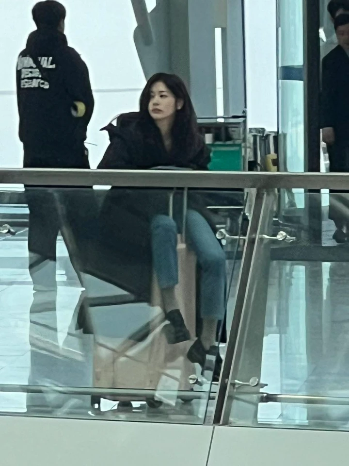 Potret Jung So Min Syuting \'Mom\'s Friend\'s Son\' di Bandara Picu Kecurigaan