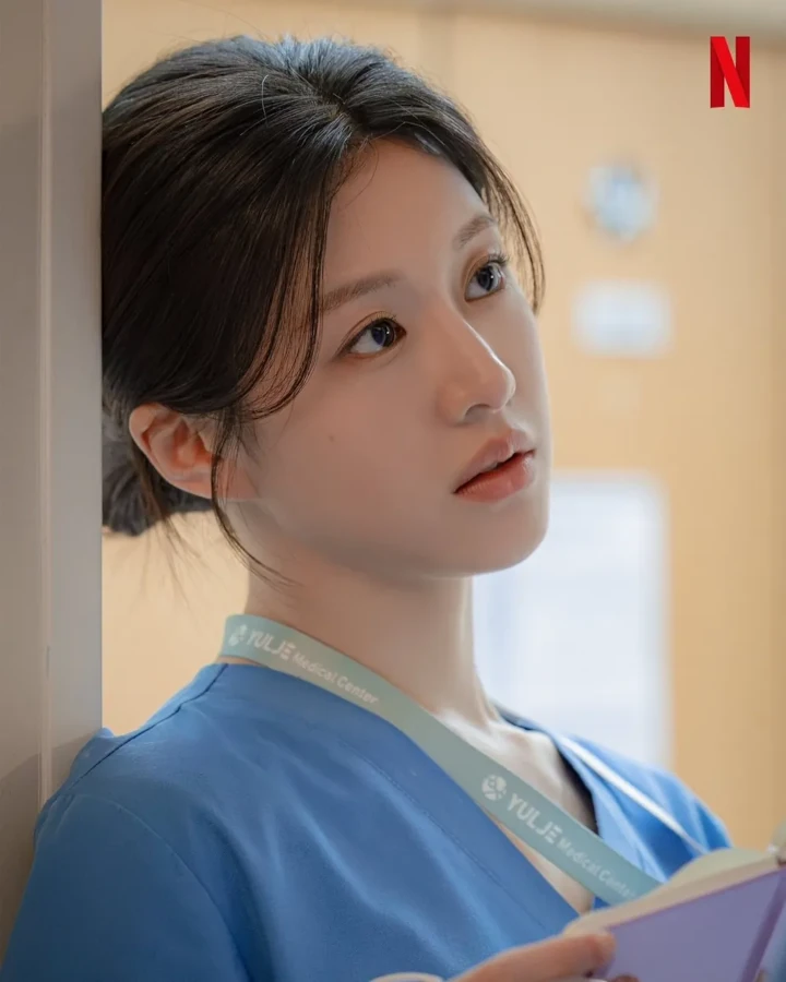 Drama Go Yoon Jung \'Resident Playbook\' Terpaksa Mundur Tayang