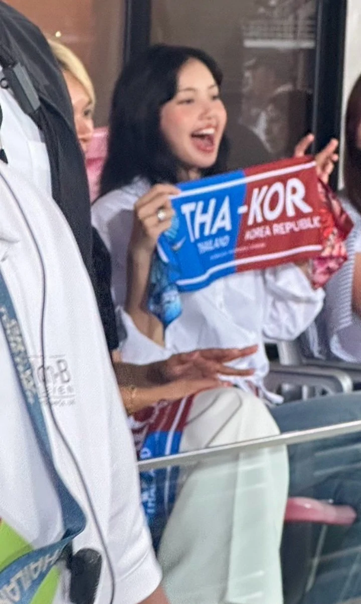 Cara Lisa BLACKPINK Dukung Tim Sepak Bola Korea dan Thailand Curi Fokus
