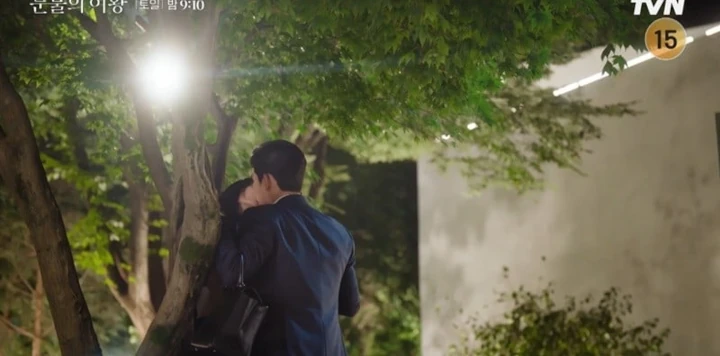 Adegan Ciuman Kim Soo Hyun & Kim Ji Won di \'Queen of Tears\' Dianggap Gak Relate
