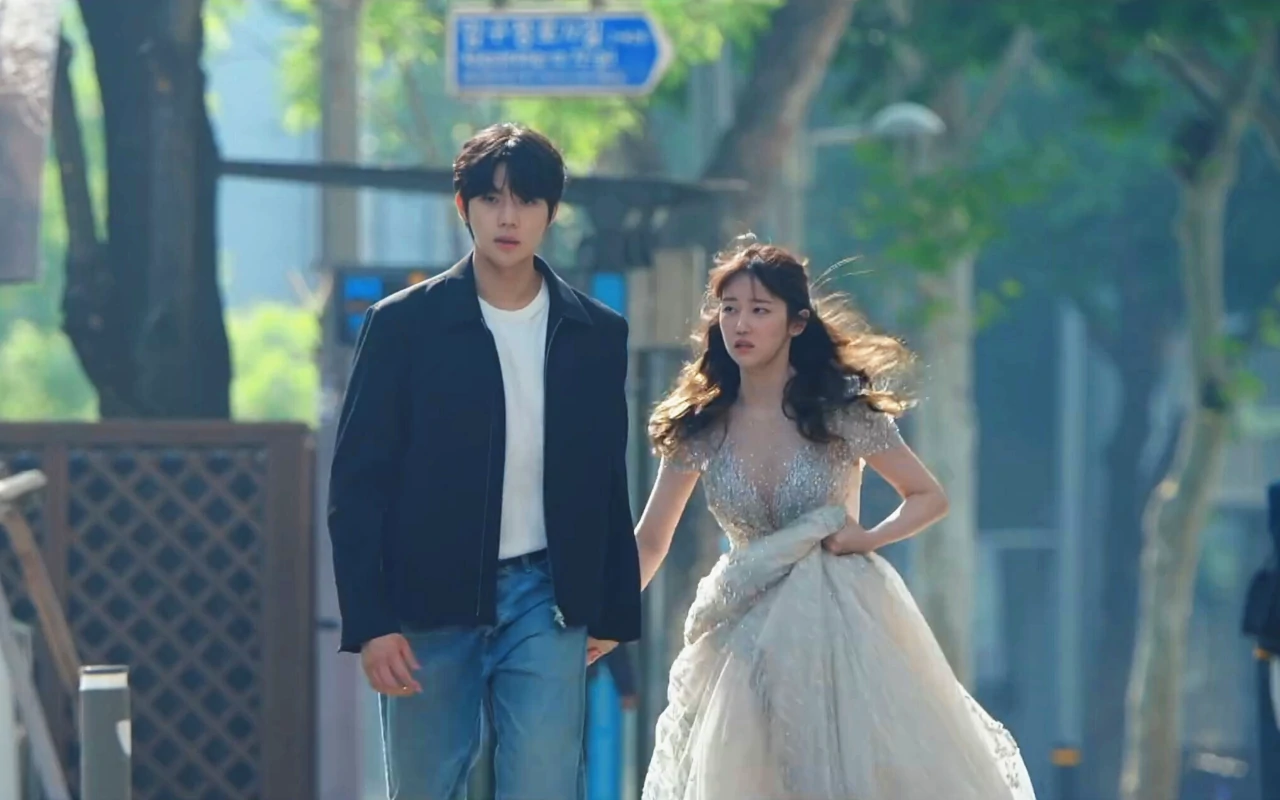 Jeon Jong Seo Dikritik Soal Ciuman Hot dengan Moon Sang Min di 'Wedding Impossible'