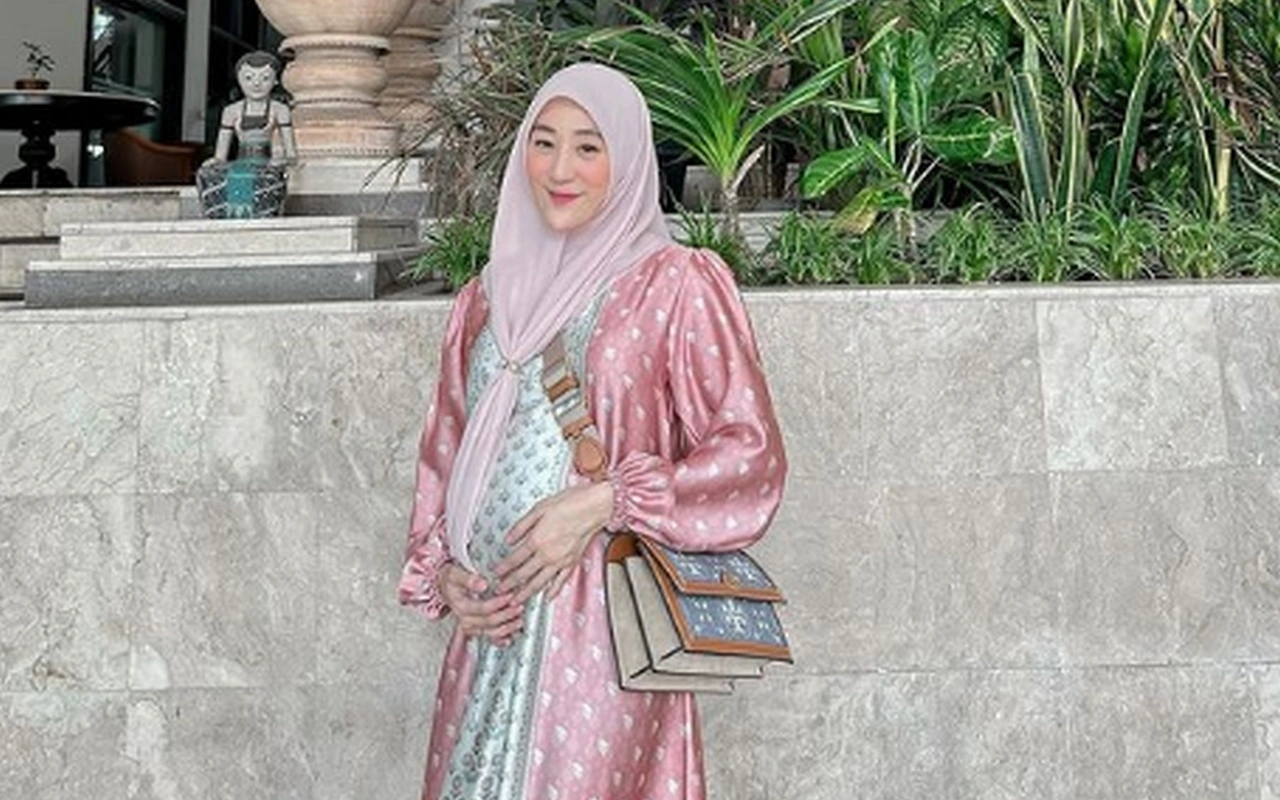 Larissa Chou Tampil Cantik Pamer Baby Bump usai Dinyinyiri Soal Gaya Hijab