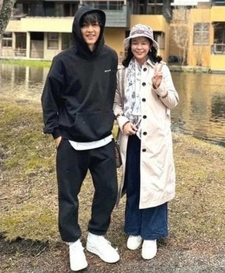 Song Joong Ki Bertemu Bestie di Jepang