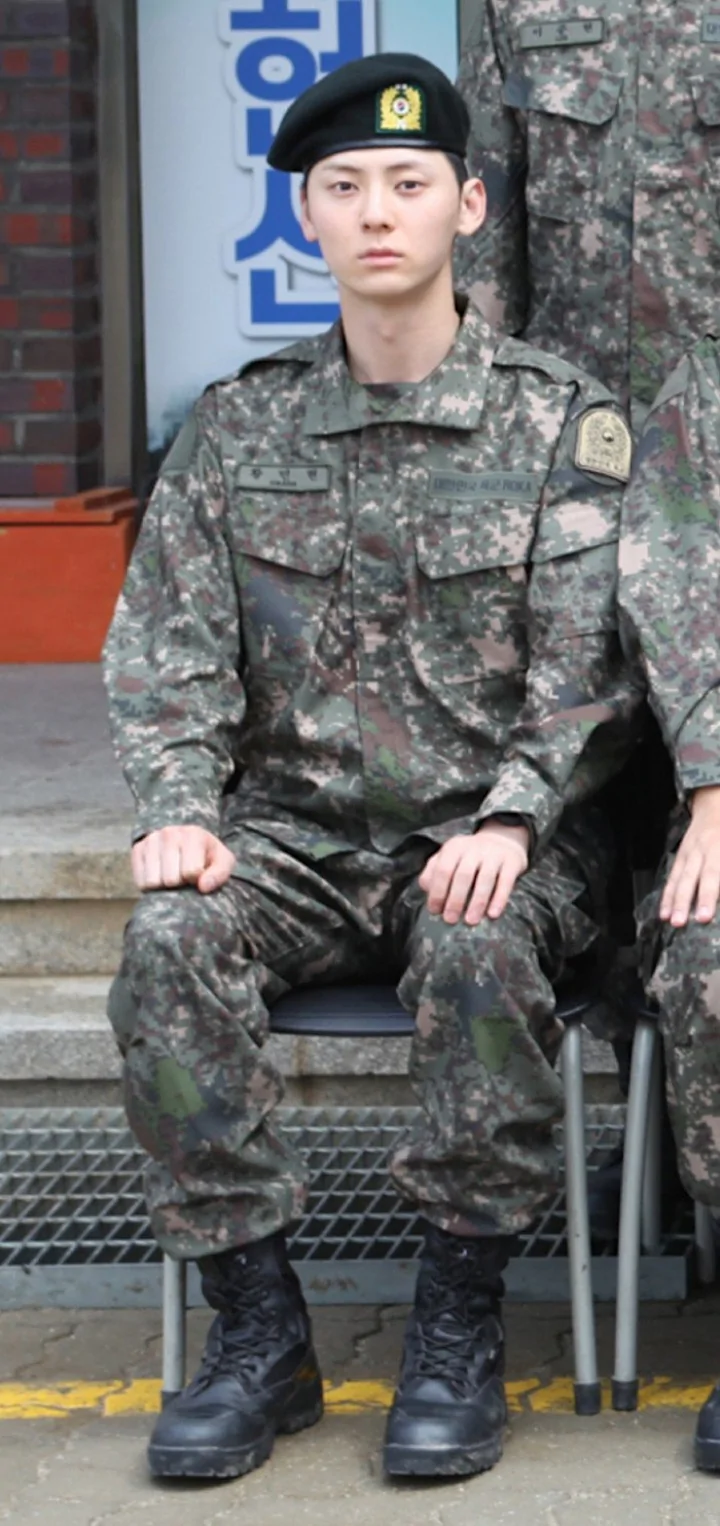 Visual Song Kang dan Hwang Minhyun dengan Seragam Tentara Tuai Raksi Heboh