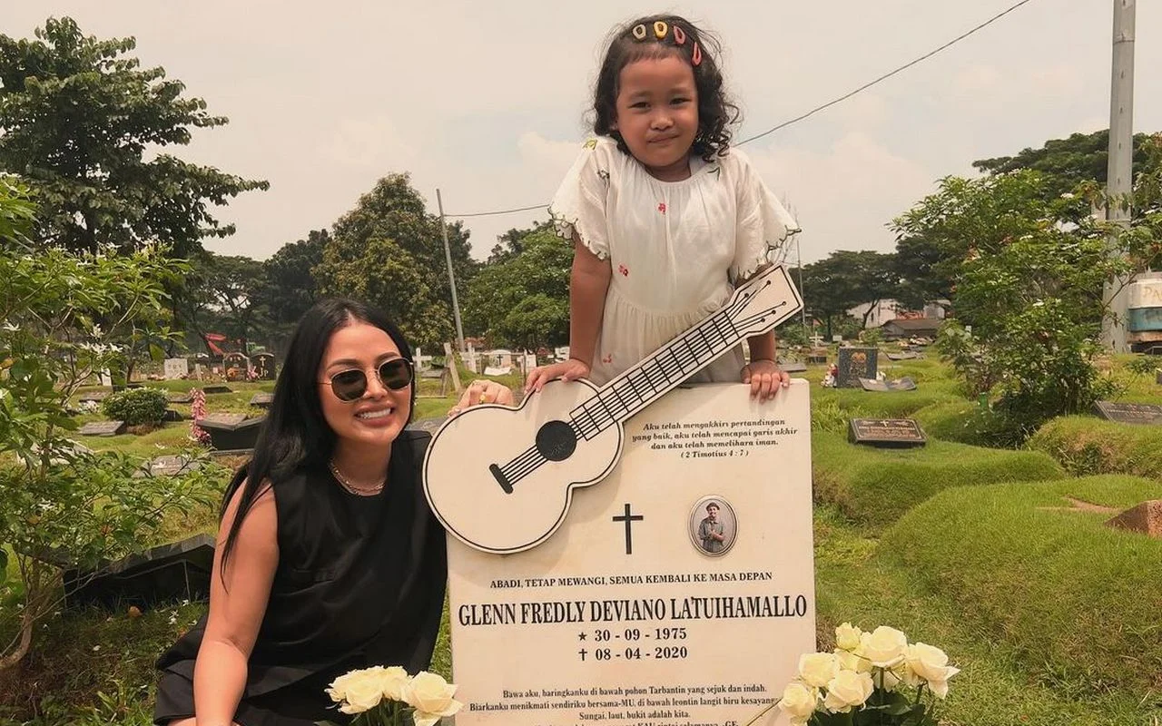 Mutia Ayu Ajak Putri Cantik Ziarah ke Makam Glenn Fredly Jelang Lebaran