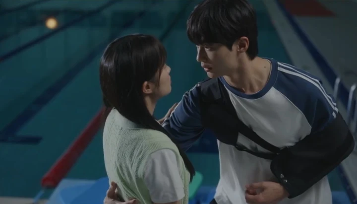 Gestur Tangan Byeon Woo Seok saat Cium Bibir Kim Hye Yoon di \'Lovely Runner\' Curi Fokus